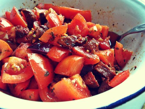 Tapas: Salate mit Tomate, Champignons und Chorizo!