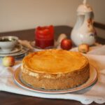 Böhmischer Käsekuchen auf gedecktem Tisch – traditionelles Rezept mit Äpfeln und Rosinen.