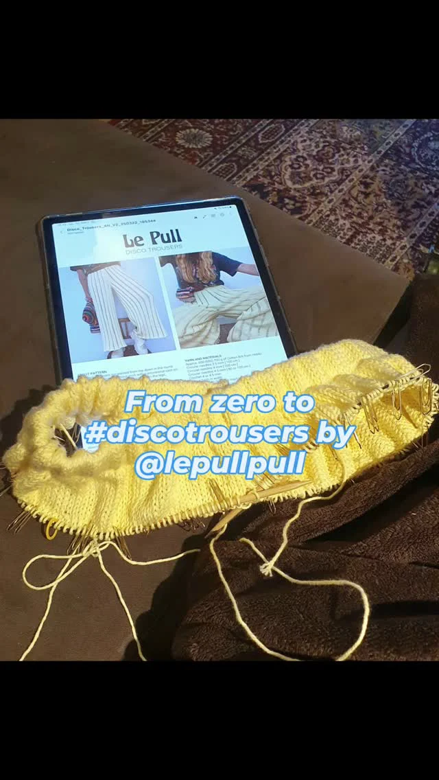 Voilá: Meine erste Strickhose. Zugegeben, die ist nix fürs Büro, aber das Leben bietet schließlich noch andere Gelegenheiten, sie zu tragen. 🤸‍♀️
.
Pattern @le_pull_le_pull
Yarn @hobbii.de

#discotrousers
#strickhose
#knitting_inspiration 
#strickenmachtglűcklich
#knittersgonnaknit