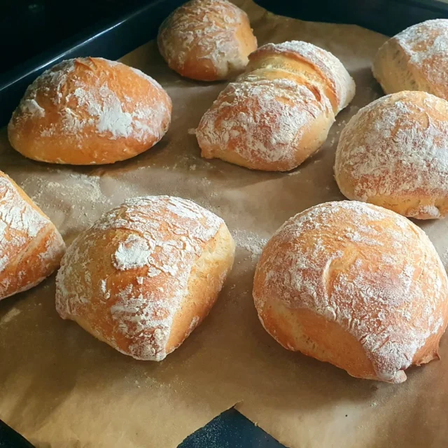 Frisch aus dem Ofen..... 
Das Brot war aufgegessen, also musste was Zackiges her, das über Nacht geht und morgens nur wenig Zeit im Ofen braucht. Voilá. Den Geschmack muss ich noch testen. Davon schwärme ich in Kürze im Büro den Kollegen vor 😛
.
.
.
#diybrötchen 
#brötchenselberbacken 
#selbstgebackenebrötchen 
#brotselbstbacken 
#backblogger 
#kochblogger